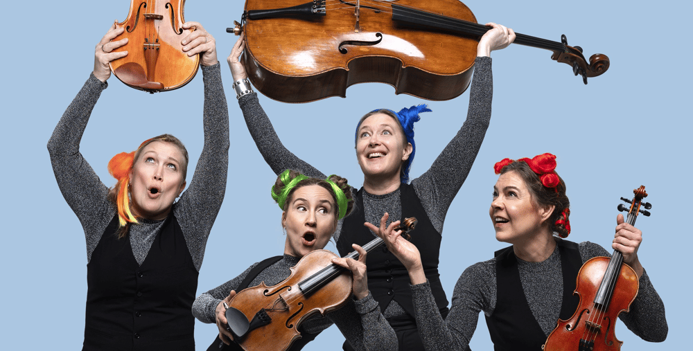 En grupp kvinnor som håller upp musikinstrument.