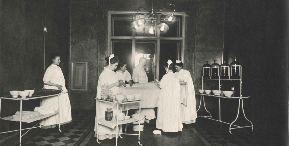 Operationssalen där blodtransfusionen ägde rum på Hudiksvalls lasarett. Fotografiet är taget år 1899.