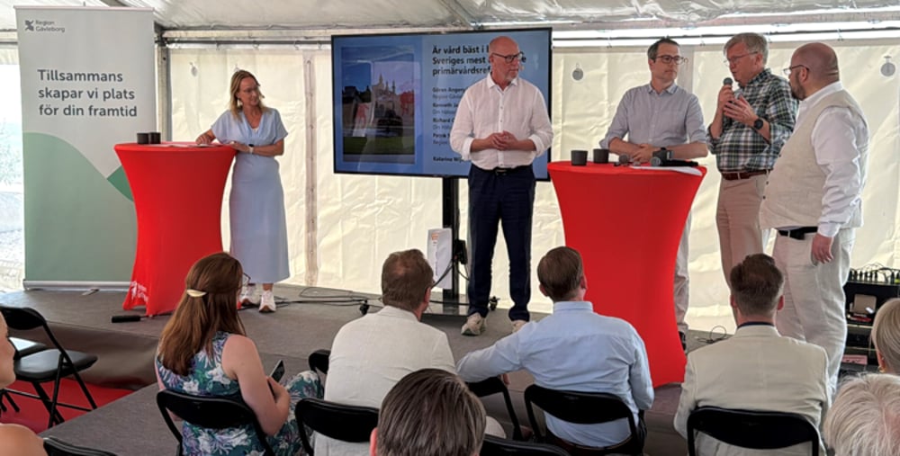 En grupp människor som står uppe på en scen.