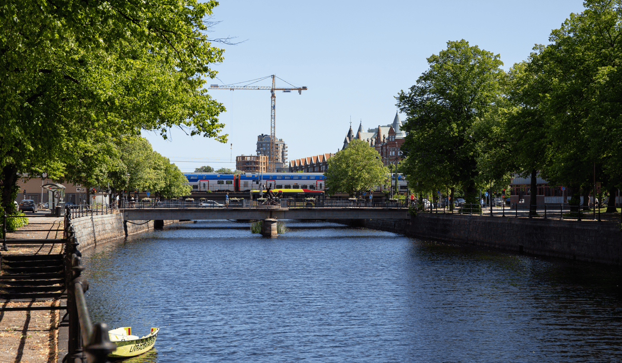 Tåg och bilbro över vattendrag