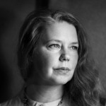 Ett svartvitt foto av en kvinna med långt hår.